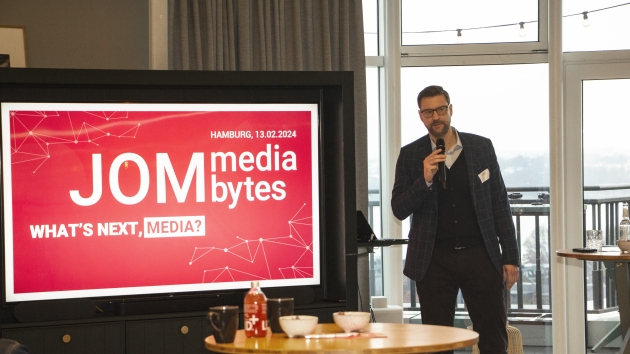 JOM Media Bytes: 'What‘s Next, Media?' - JOM-Geschäftsführer Volker Neumann präsentierte die JOM-Prognose für den Werbemarkt 2024 - Foto: Torben Frodermann